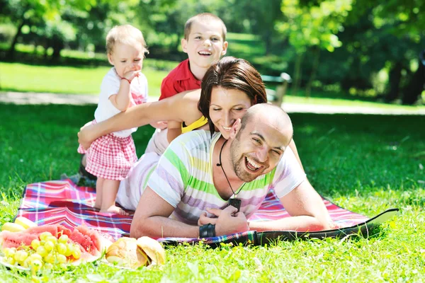 快乐年轻夫妇和他们的孩子在公园玩得开心 — 图库照片