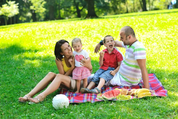 Happy νεαρό ζευγάρι με τα παιδιά τους να διασκεδάσουν στο πάρκο — Φωτογραφία Αρχείου