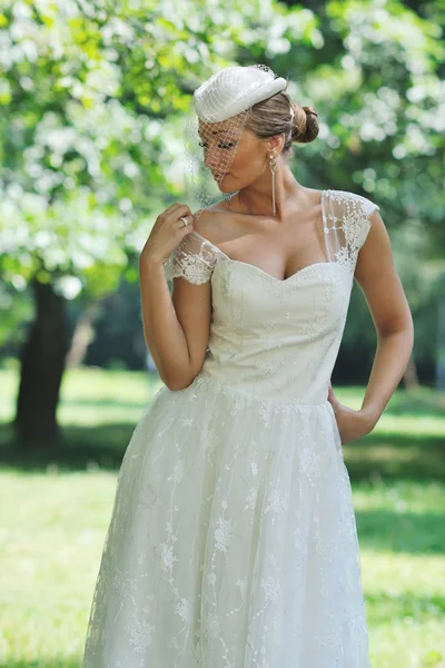 Krásná nevěsta venkovní — Stock fotografie
