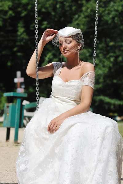 Mooie bruid buiten — Stockfoto