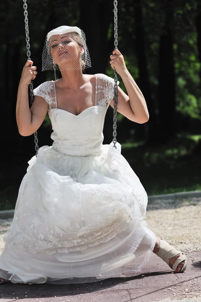 Bela noiva ao ar livre — Fotografia de Stock