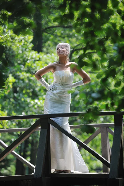 Schöne Braut im Freien — Stockfoto