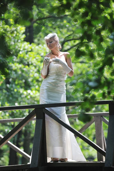 Красивая невеста на улице — стоковое фото