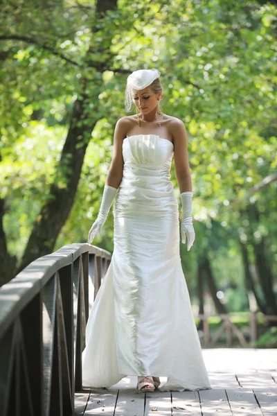 Schöne Braut im Freien — Stockfoto