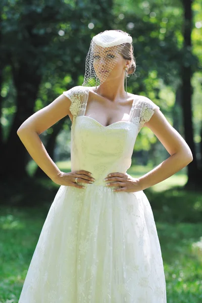 屋外の美しい花嫁 ロイヤリティフリーのストック写真