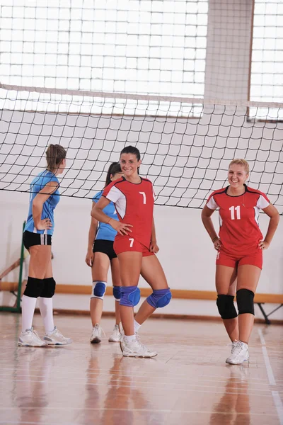 Dívky hrající volejbal vnitřní hra — Stock fotografie