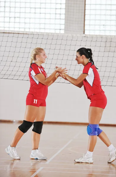 Mädchen spielen Volleyball in der Halle Spiel — Stockfoto