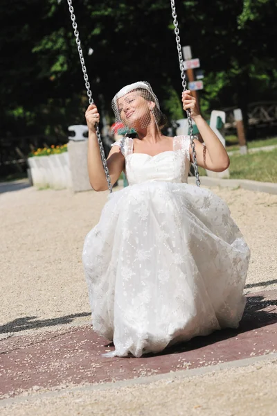 Bela noiva ao ar livre — Fotografia de Stock