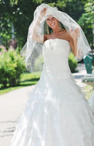 Gyönyörű menyasszony szabadtéri — Stock Fotó