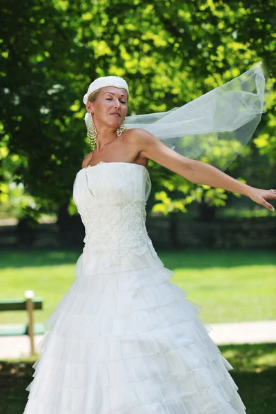 屋外の美しい花嫁 — ストック写真