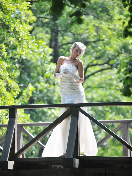 Bella sposa all'aperto — Foto Stock