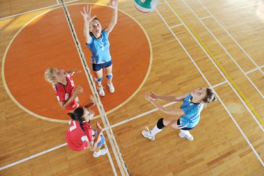 Kapalı alanda voleybol oynayan kızlar