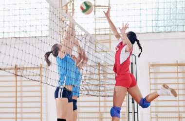 Kapalı alanda voleybol oynayan kızlar