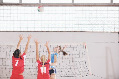 Kapalı alanda voleybol oynayan kızlar