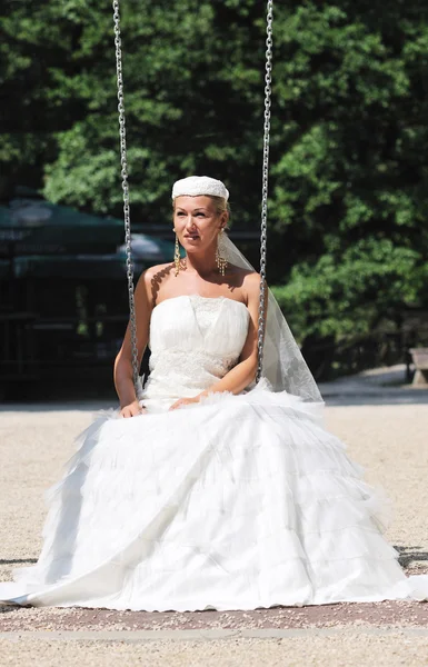 Beautiful bride outdoor — Stock Photo, Image