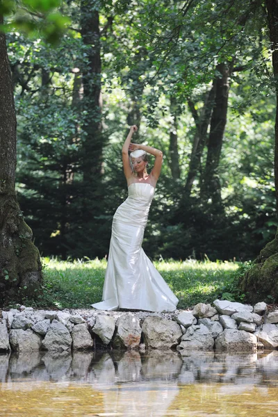Mooie bruid buiten — Stockfoto