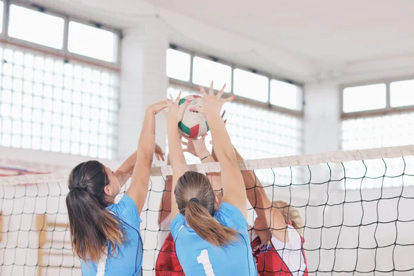 Jenter som spiller volleyball innendørs – stockfoto