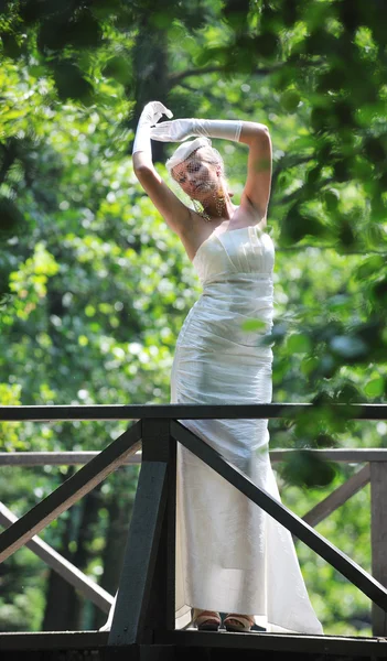 屋外の美しい花嫁 — ストック写真