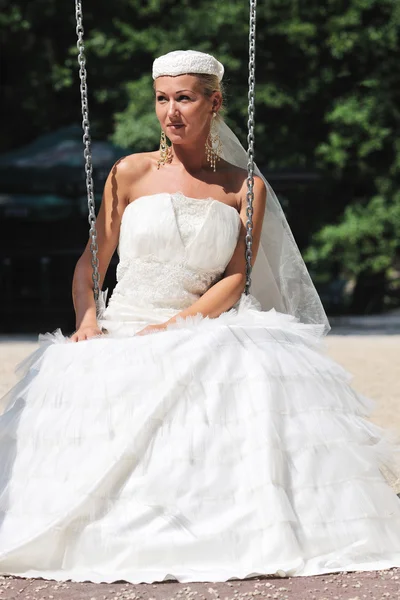 Красивая невеста на улице Стоковое Фото