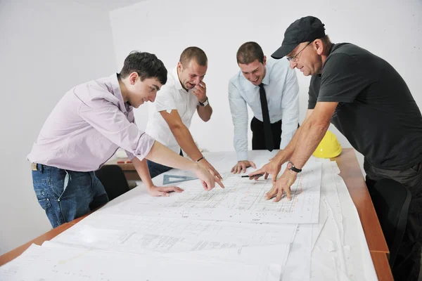 Team av arkitekter på byggarbeten webbplats — Stockfoto
