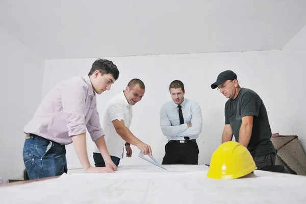 Equipe de arquitetos no local construciton — Fotografia de Stock