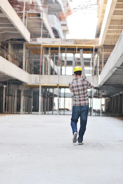 Hård arbetstagare på byggarbetsplatsen — Stockfoto
