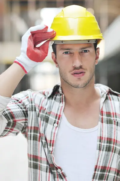 Ciężko pracuje na budowie — Zdjęcie stockowe