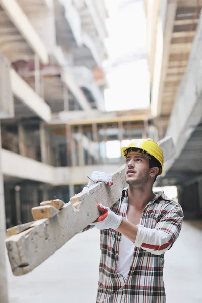 Fleißiger Arbeiter auf der Baustelle — Stockfoto