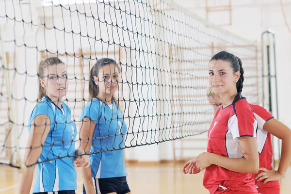 Gry dziewczyny gry w siatkówkę kryty gry — Zdjęcie stockowe