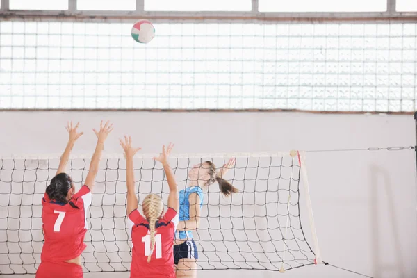 Девушки играют в волейбол в помещении — стоковое фото