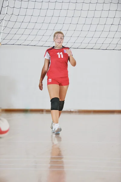 Mädchen spielt Volleyball in der Halle Spiel — Stockfoto