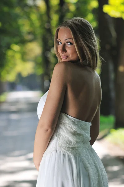 Beautiful bride outdoor — Stock Photo, Image