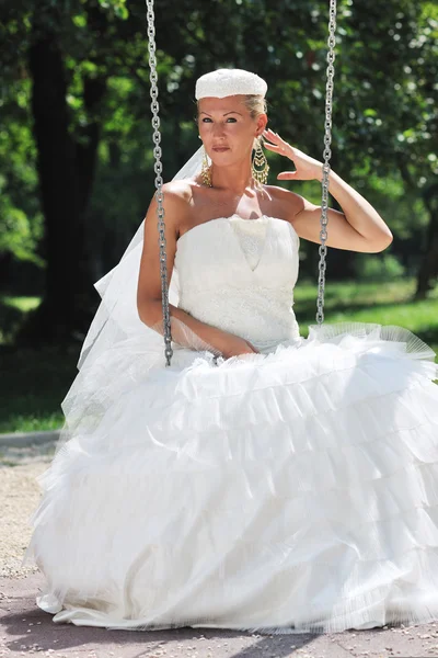 Красивая невеста на улице Стоковое Изображение