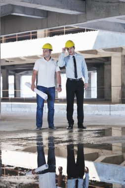 Mimarlar inşaatı sitede ekip