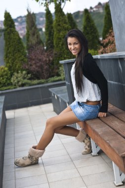 bahçede poz güzel genç bayan