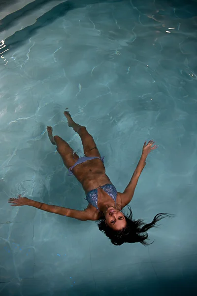 Αρκετά νεαρή κοπέλα χαλαρώνοντας στην πισίνα — Φωτογραφία Αρχείου