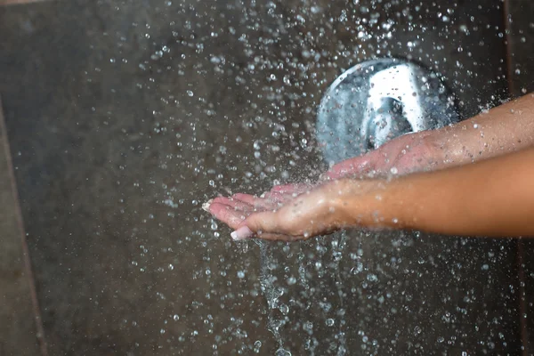 Sexet ung kvinde påbyder bad under vand brusebad - Stock-foto