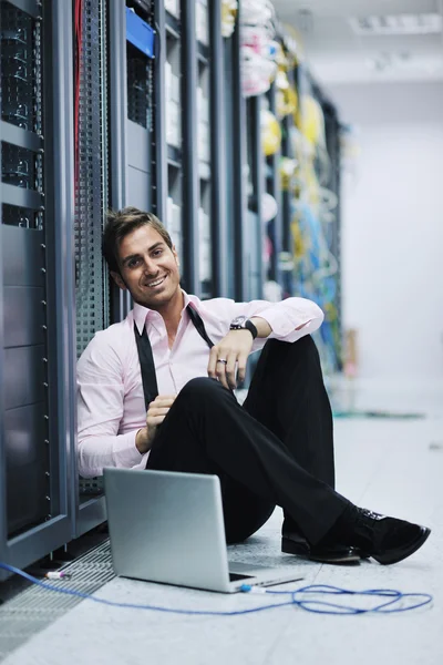Бизнесмен с ноутбуком в серверной сети — стоковое фото