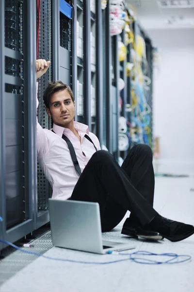 Biznesmen z laptopa w sieci serwerownia — Zdjęcie stockowe