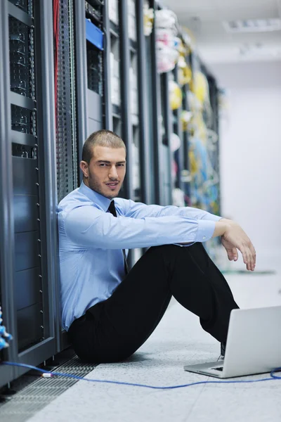 Homme d'affaires avec ordinateur portable dans la salle de serveur réseau — Photo