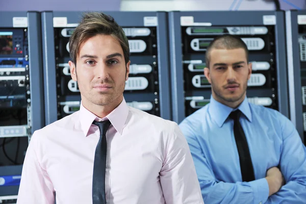 Это инженеры в серверной комнате сети — стоковое фото