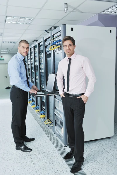 To inżynierowie w sieci serwerownia — Zdjęcie stockowe