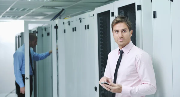 Ingenieure im Netzwerk-Serverraum — Stockfoto