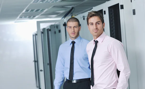 Det ingenjörer i nätverk serverrum — Stockfoto