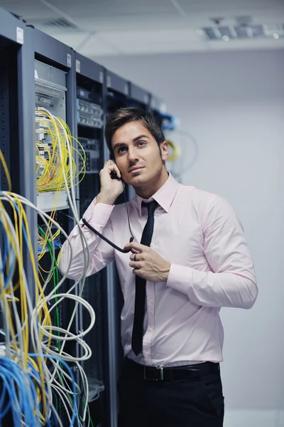 Ez beszél telefonon a hálózati szobában tanuló — Stock Fotó
