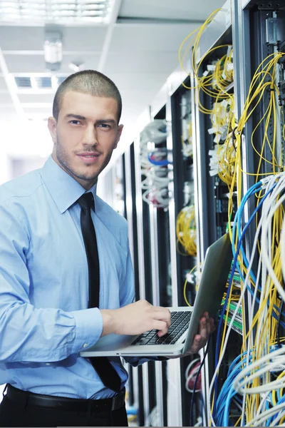 Uomo d'affari con laptop nella sala server di rete — Foto Stock