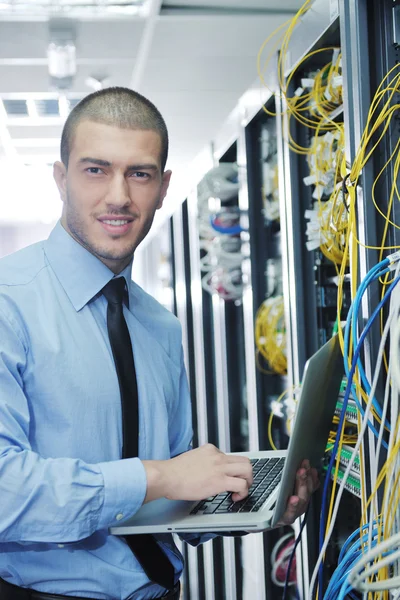 ネットワークのサーバー ルームにラップトップを持ったビジネスマン — ストック写真