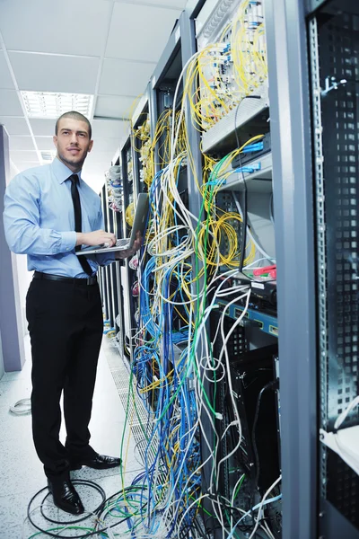 Empresario con portátil en la sala de servidores de red — Foto de Stock
