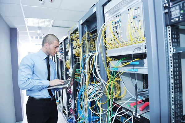 Affärsman med bärbar dator i nätverk serverrum — Stockfoto