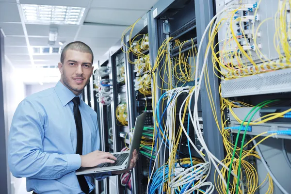 Geschäftsmann mit Laptop im Netzwerk-Serverraum — Stockfoto